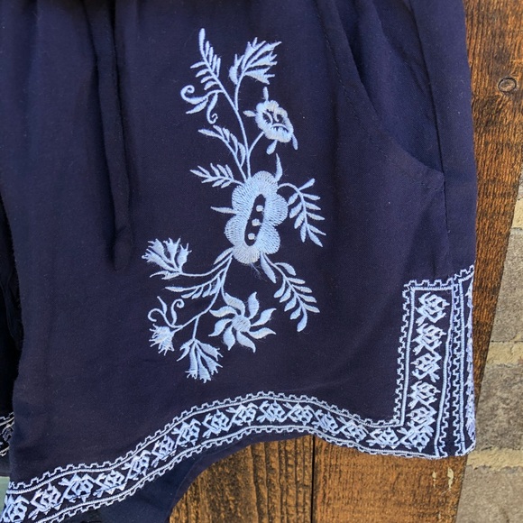 Embroidered Shorts - Picture 4 of 4